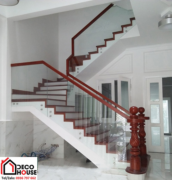 Mẫu cầu thang kính cường lực tay vịn gỗ đẹp