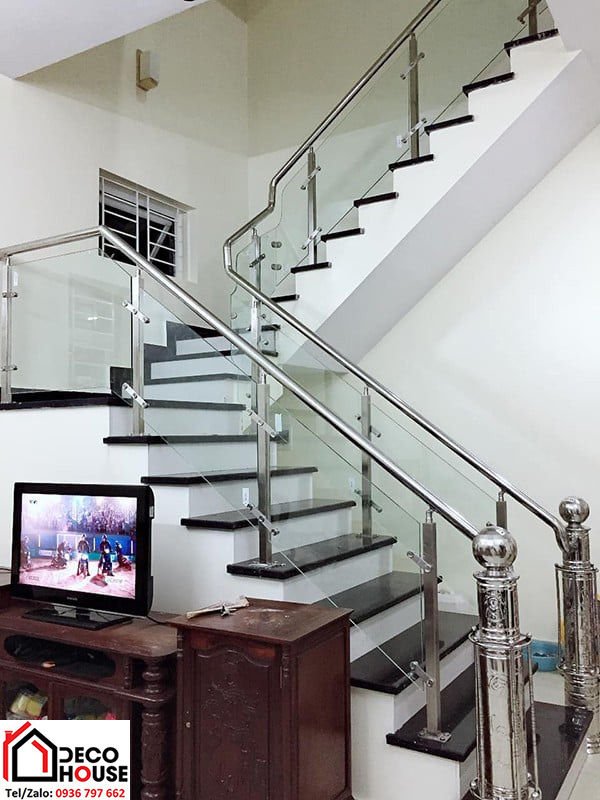 Mẫu cầu thang kính tay vịn inox bền đẹp