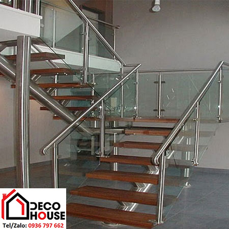 Mẫu cầu thang kính tay vịn inox nhà ống