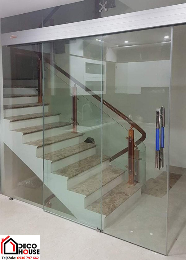Vách ngăn cầu thang bằng kính cường lực