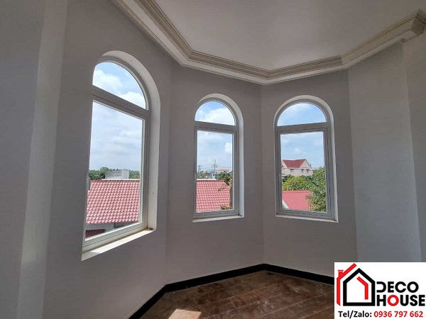 Cửa nhôm Xingfa kính cường lực màu trắng hệ khung vòm