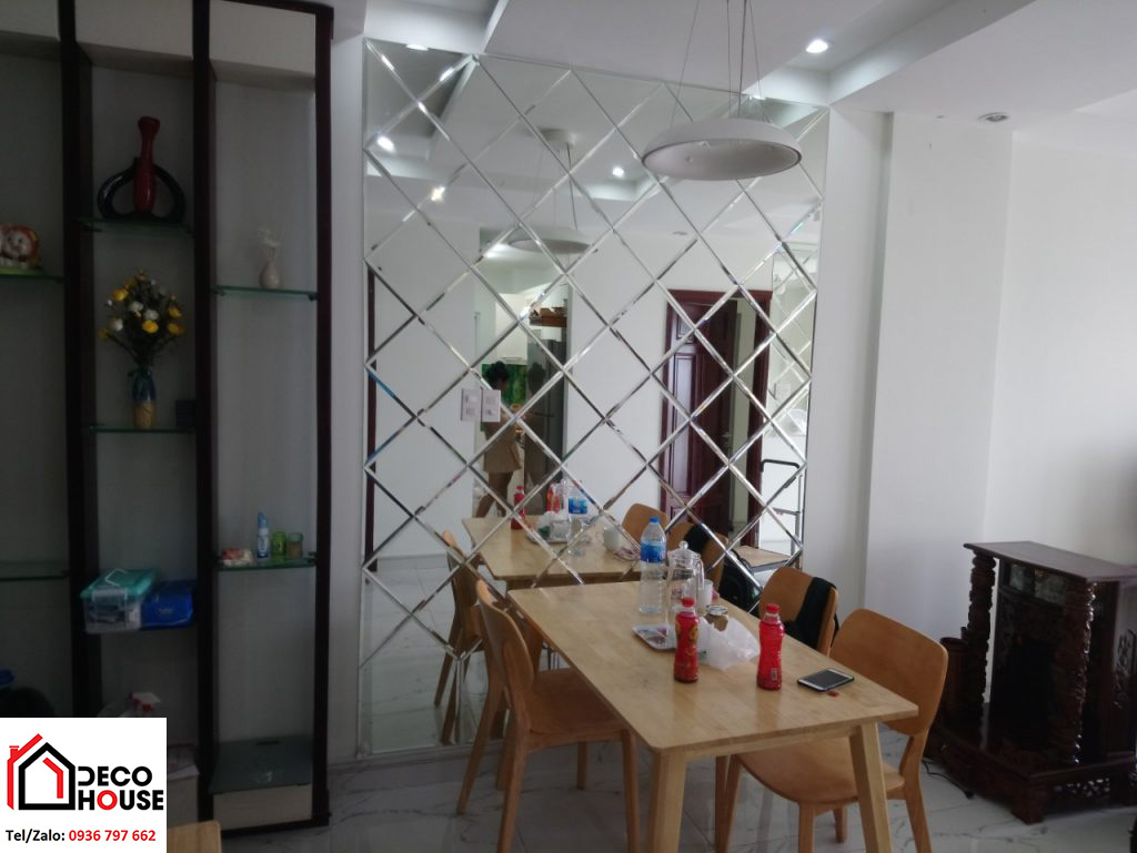 Gương ghép quả trám trang trí phòng ăn