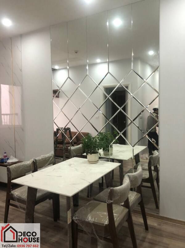 Gương ốp tường trang trí bàn ăn