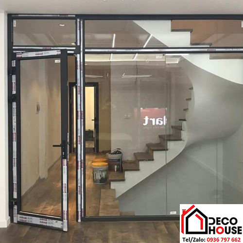 Làm vách ngăn nhôm kính cường lực kết hợp cửa mở quay nhôm kính Xingfa