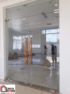 Thi công cửa kính bản lề sàn giá rẻ