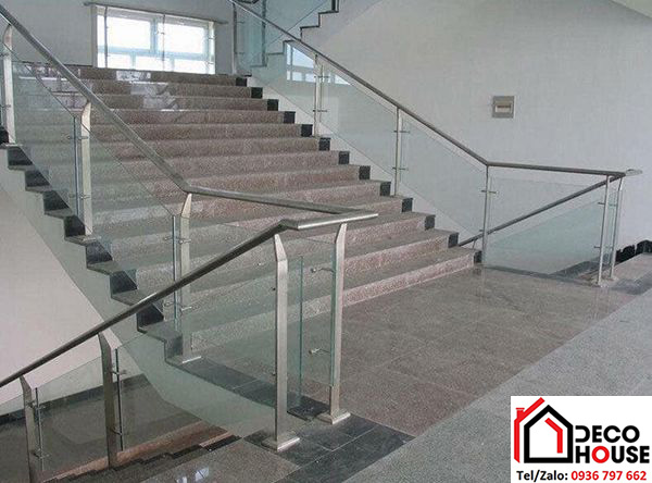 Cầu thang inox kính cường lực trụ cao