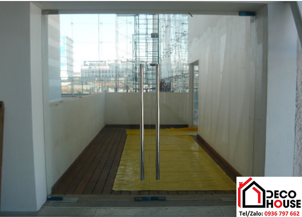 Cửa thủy lực 2 cánh đi ra ban công đẹp
