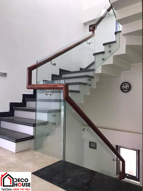 Lan can cầu thang kính cường lực bắt hông inox
