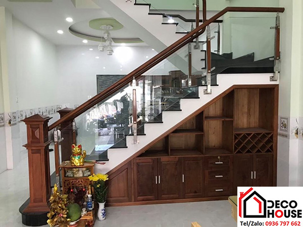 Mẫu cầu thang kính cường lực tay vịn gỗ tròn đẹp