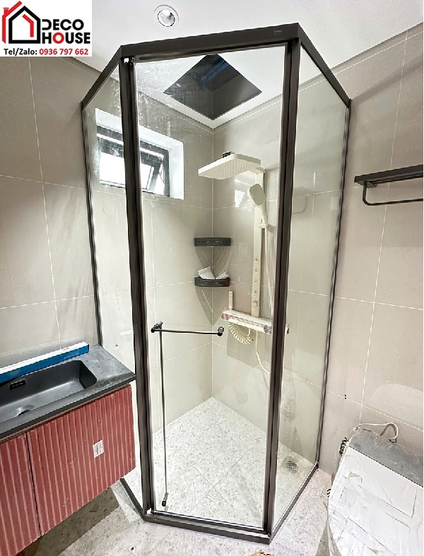 Mẫu vách kính nhà tắm góc 135 phụ kiện Gymek