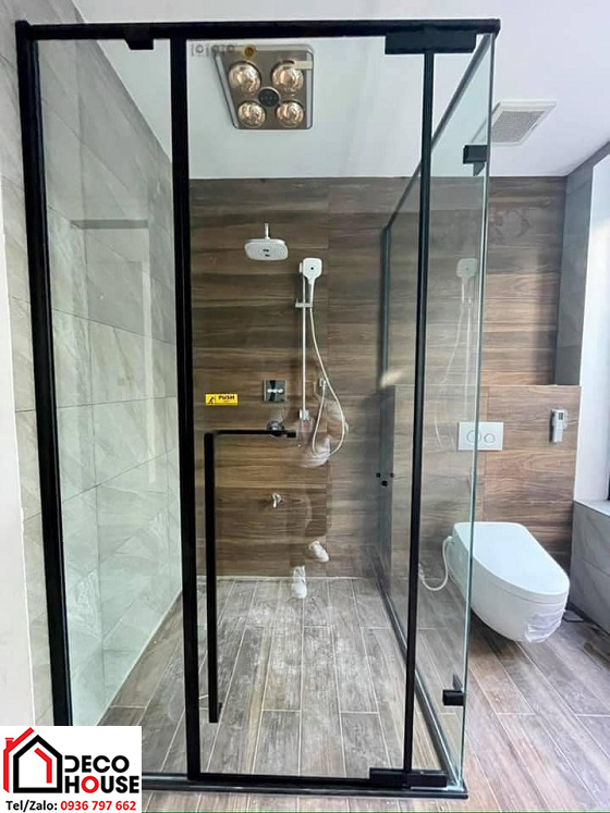 Phòng tắm kính phụ kiện màu đen Fendi