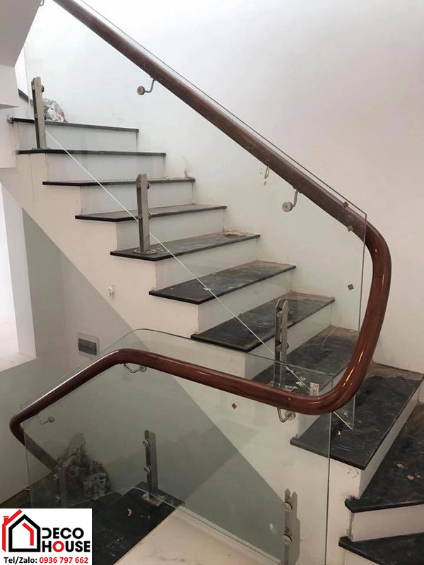 Thi công cầu thang kính cường lực trụ lửng giá rẻ