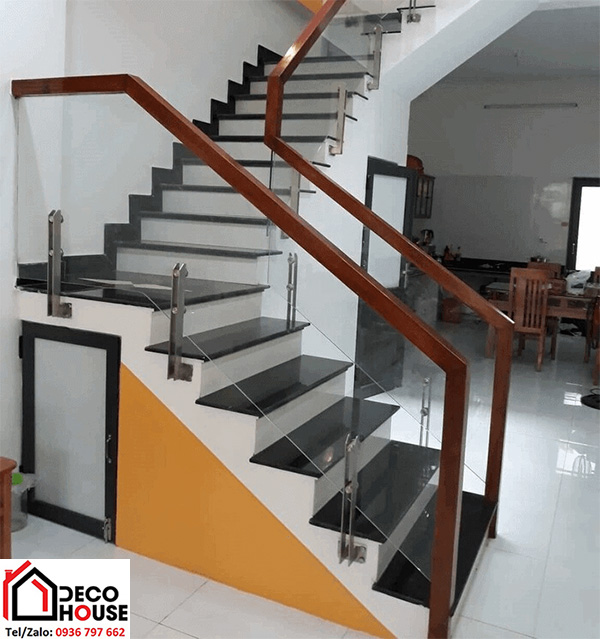 Thi công cầu thang kính gỗ vuông đẹp