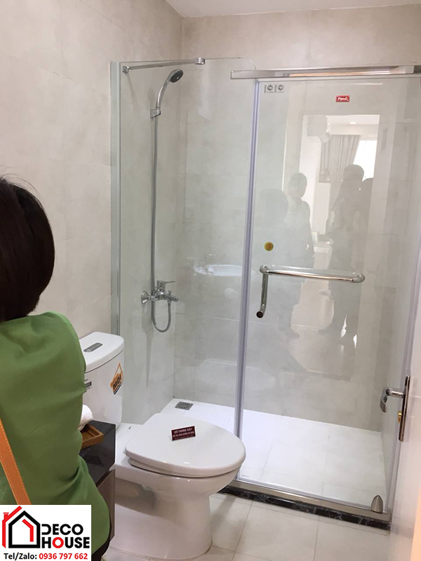 Vách kính tắm phẳng Fendi