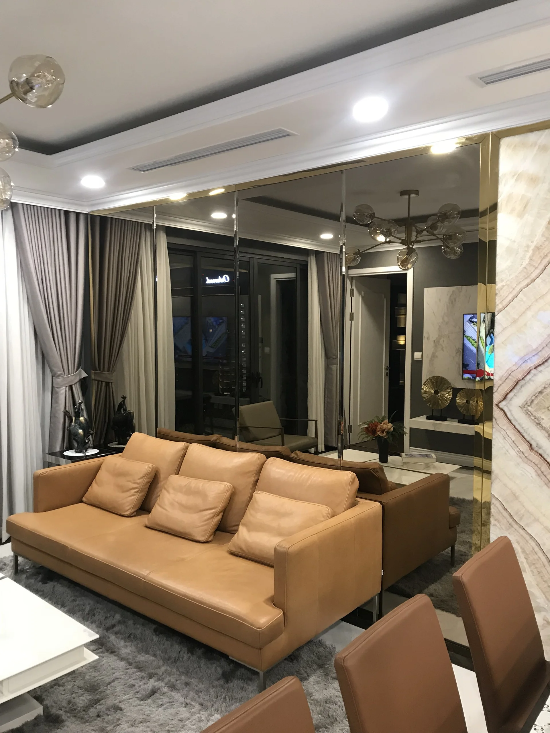 Làm gương dán tường phòng khách sang trọng