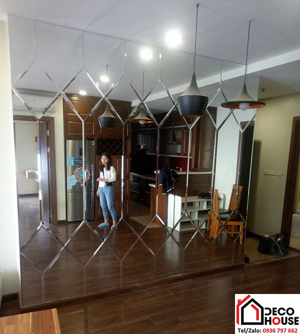 Lắp đặt gương ghép dán tường phòng khách