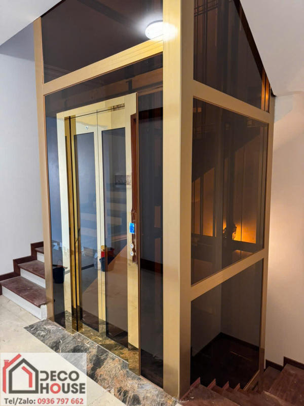 Vách kính cường lực dán an toàn màu trà ốp thang máy