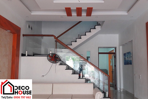 Cầu thang kính cường lực trụ lửng đẹp