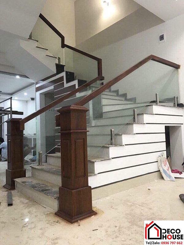 Cầu thang kính tay vịn gỗ trụ lửng