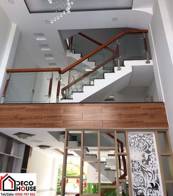Cầu thang kính tay vịn gỗ giá rẻ