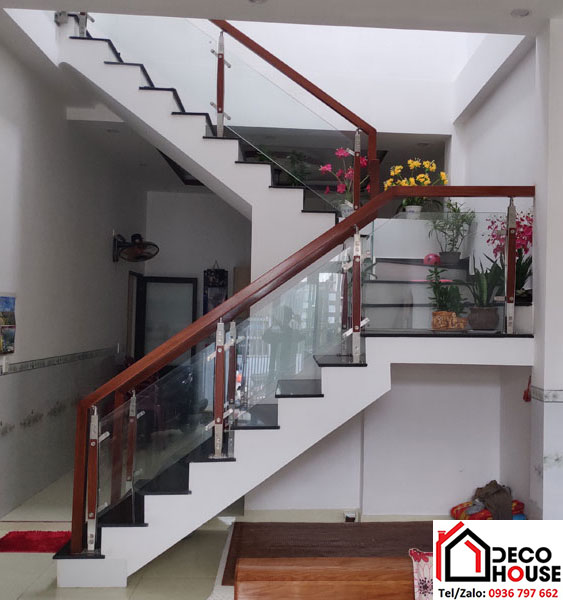 Cầu thang kính tay vịn gỗ lim nam phi trụ cao