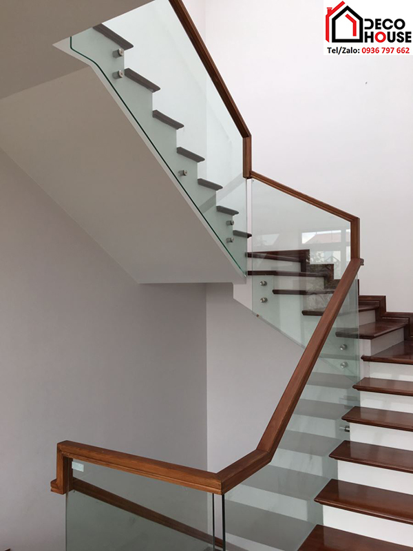 Cầu thang kính tay vịn gỗ lim vuông không trụ