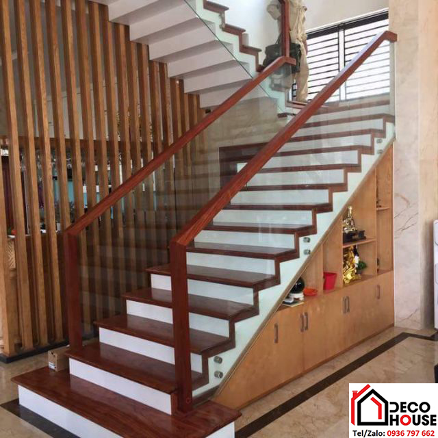 Cầu thang kính tay vịn gỗ thẳng