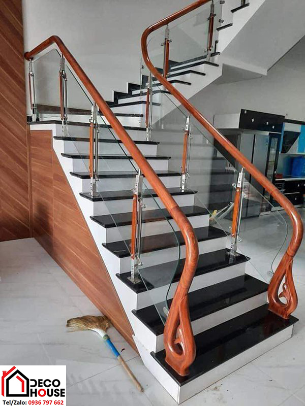 Cầu thang kính tay vịn gỗ tròn đẹp