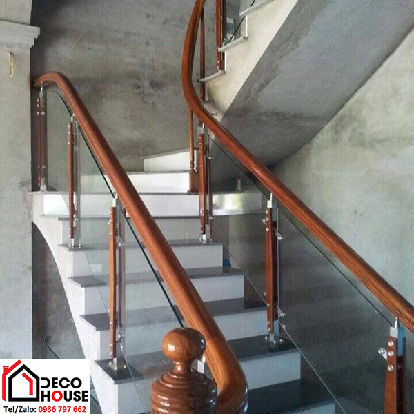 Cầu thang kính tay vịn gỗ tròn