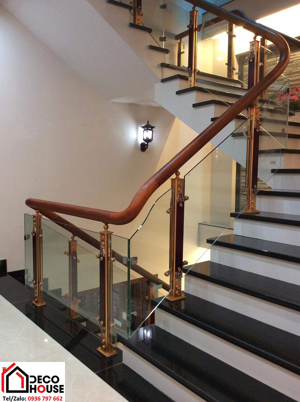 Cầu thang kính tay vịn gỗ trụ dài