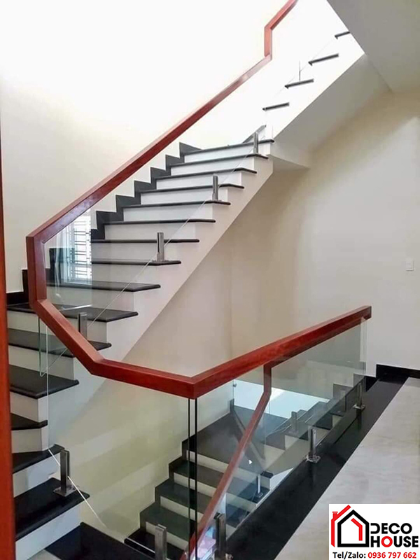 Cầu thang kính tay vịn gỗ trụ lửng