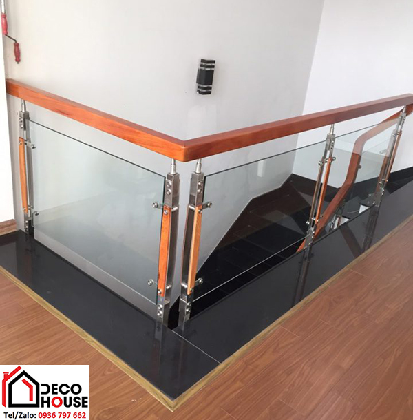Cầu thang kính tay vịn gỗ vuông trụ dài