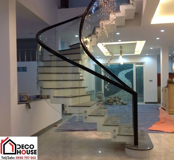 Làm cầu thang kính uốn cong tay vịn gỗ lim bắt hông inox