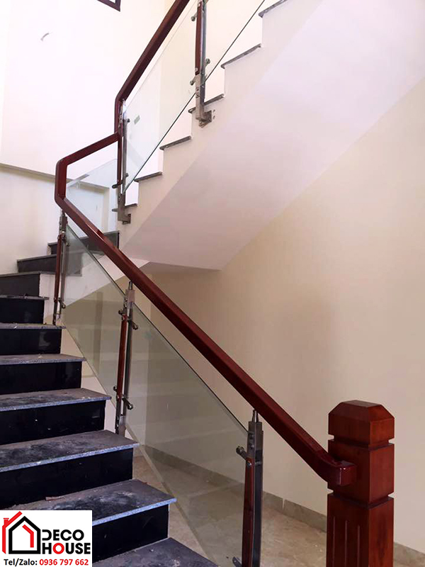 Lan can cầu thang kính tay vịn gỗ trụ cao