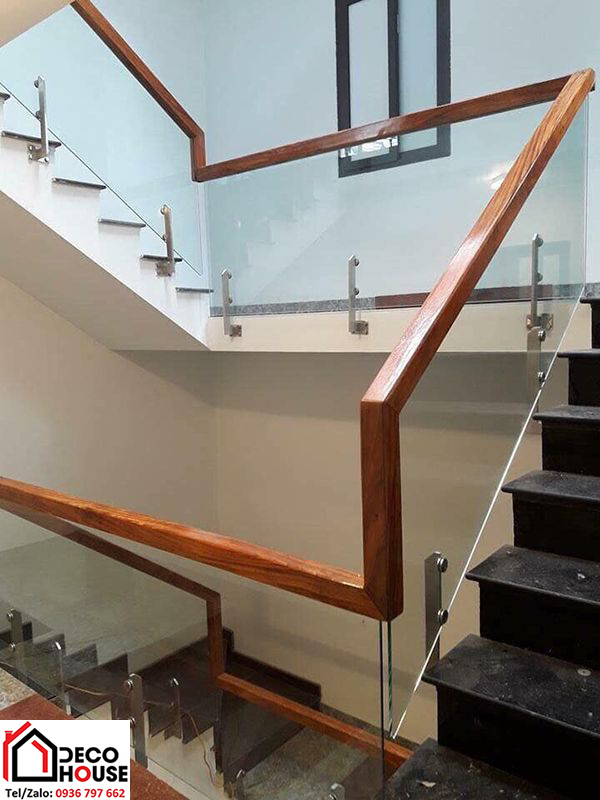 Lan can cầu thang kính trụ lửng bắt hông