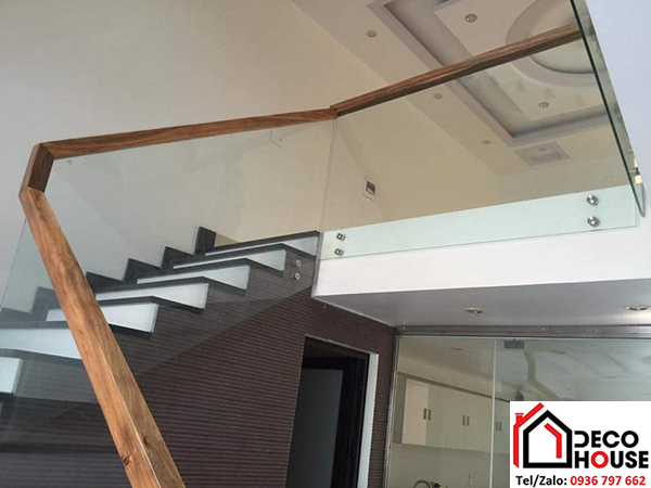 Lan can kính cầu thang tay vịn gỗ