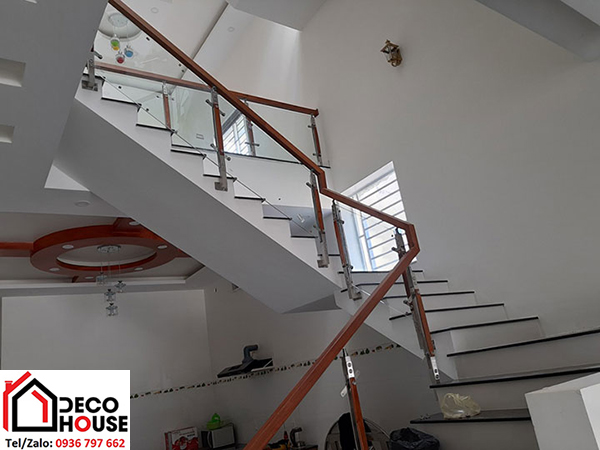 Lan can kính cầu thang tay gỗ vuông trụ cao