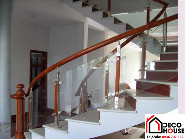 Lan can cầu thang kính cong tay vịn gỗ tròn