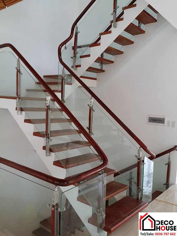 Mẫu cầu thang gỗ kính cường lực tay vịn gỗ tròn