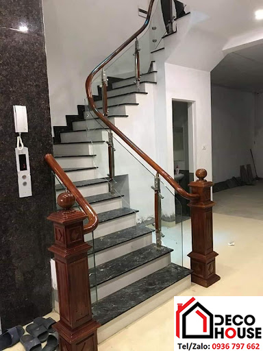 Mẫu lan can cầu thang kính gỗ đẹp