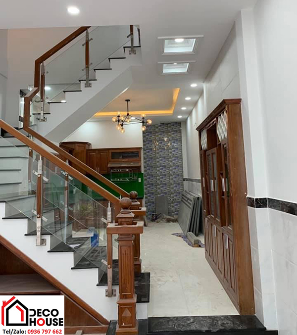 Thi công lan can cầu thang kính gỗ