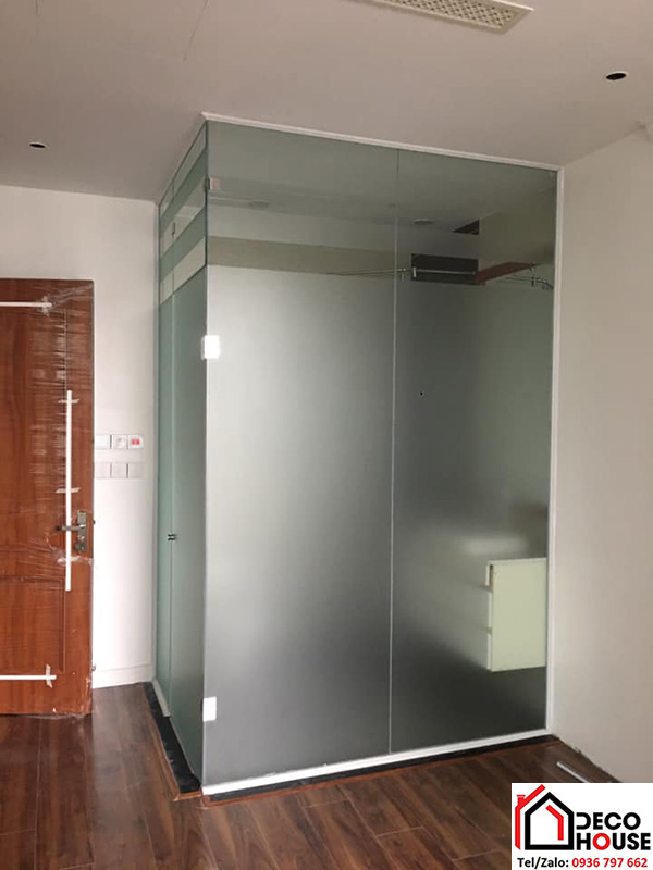 Vách kính phòng tắm đứng kính mờ